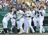 　３回、３ランを放った森下は伊原（左）に最敬礼で迎えられる（撮影・飯室逸平）