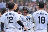 　３回、３ランを放ちベンチ前で笑顔の森下（撮影・西田忠信）