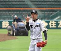 　芝の張り替え作業が行われる中、キャッチボールする才木（撮影・北村雅宏）