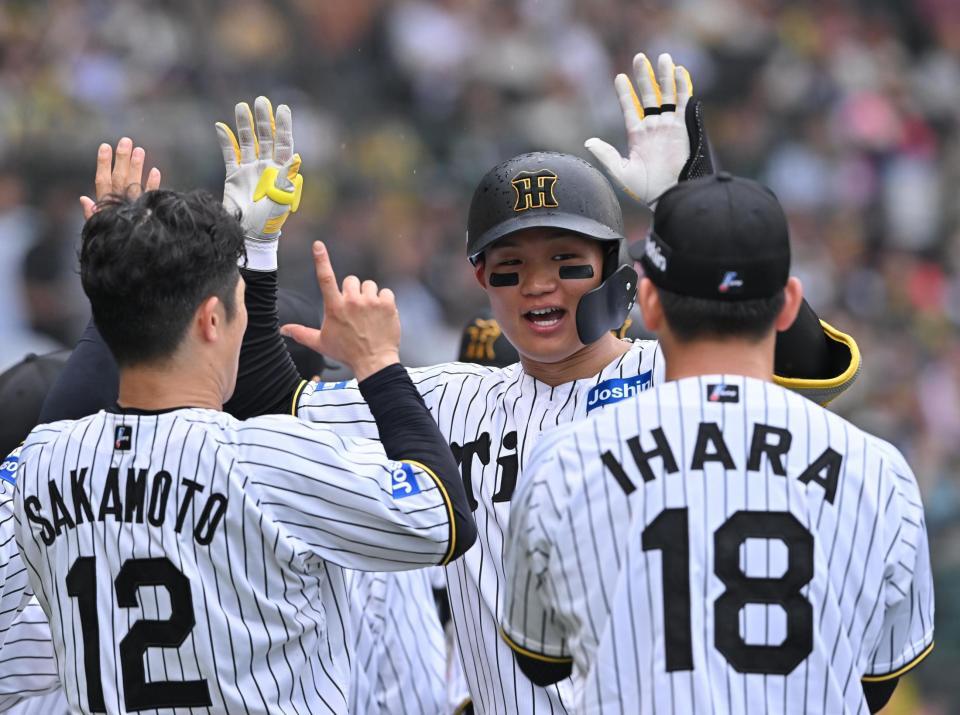 　３回、３ランを放ちナインと喜ぶ森下（中央）＝撮影・西田忠信