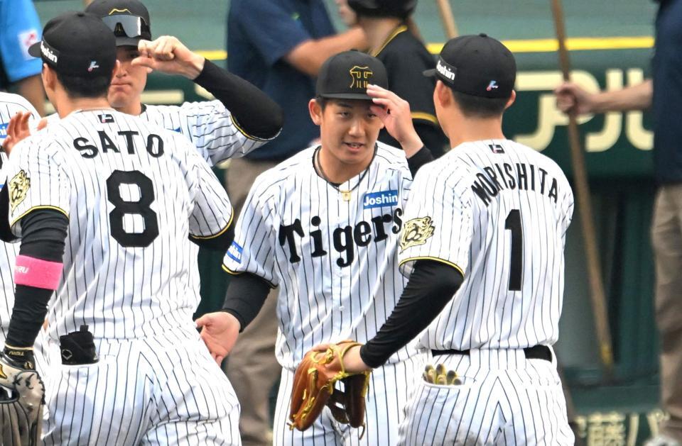 　ナインを迎える伊原（撮影・飯室逸平）