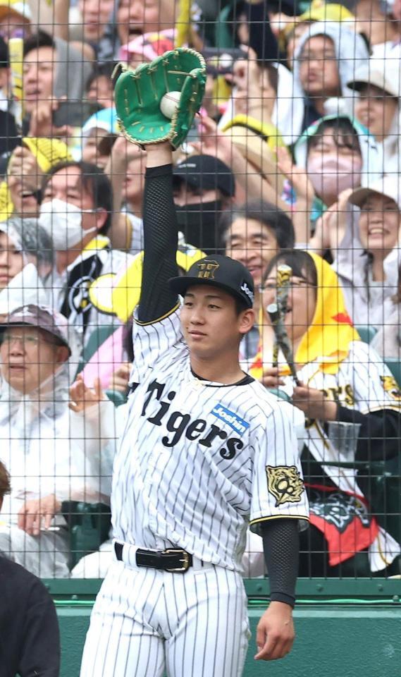 　３回、森下が３ランを放ち、グラブを上げる伊原（撮影・北村雅宏）