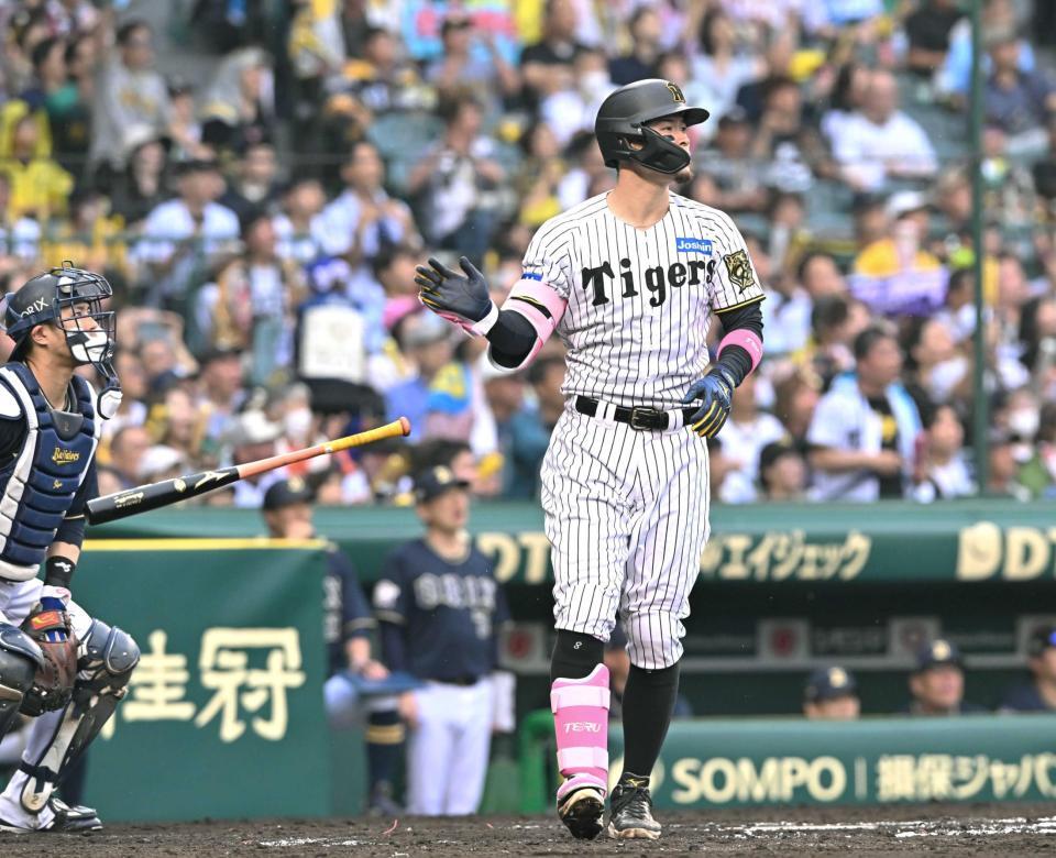 　８回、満塁本塁打を放つ佐藤輝（撮影・西田忠信）