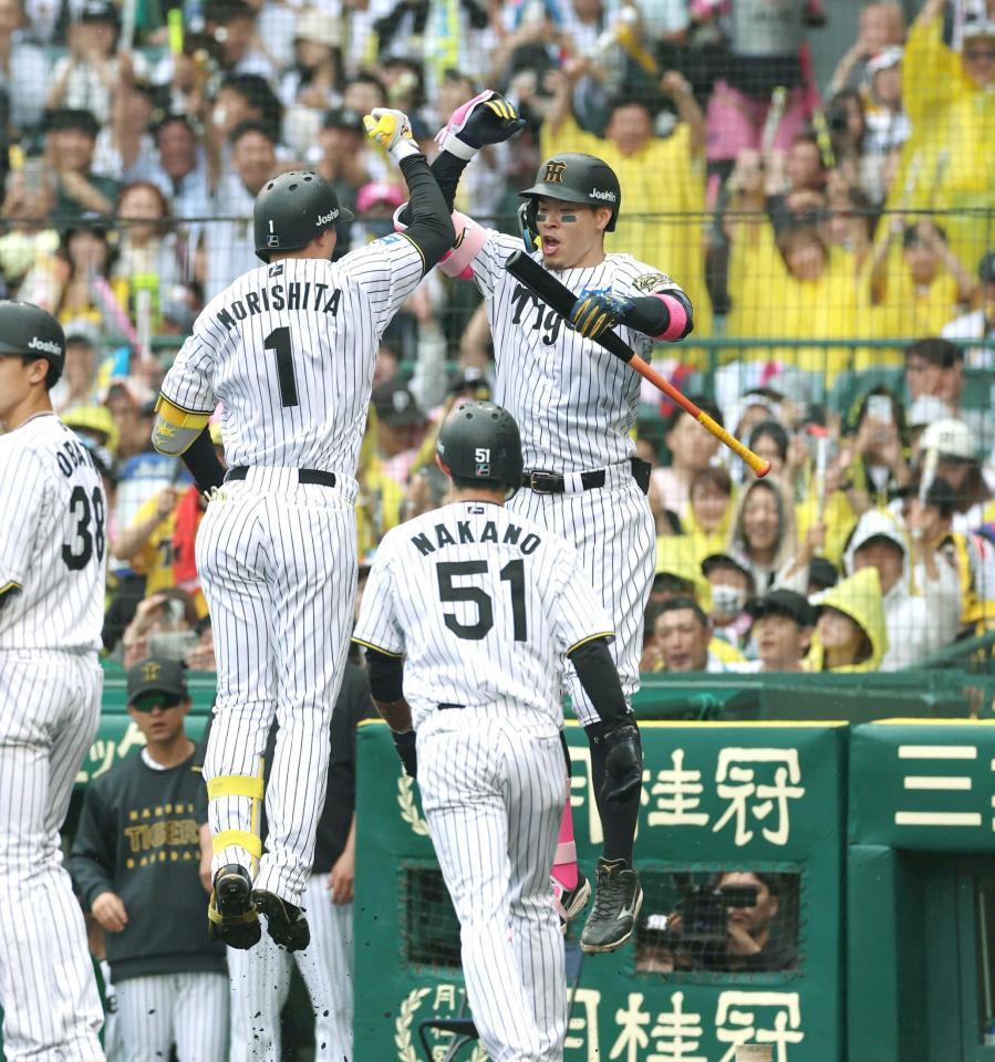 　３回、３ランを放った森下を迎える佐藤輝（中央）（撮影・北村雅宏）