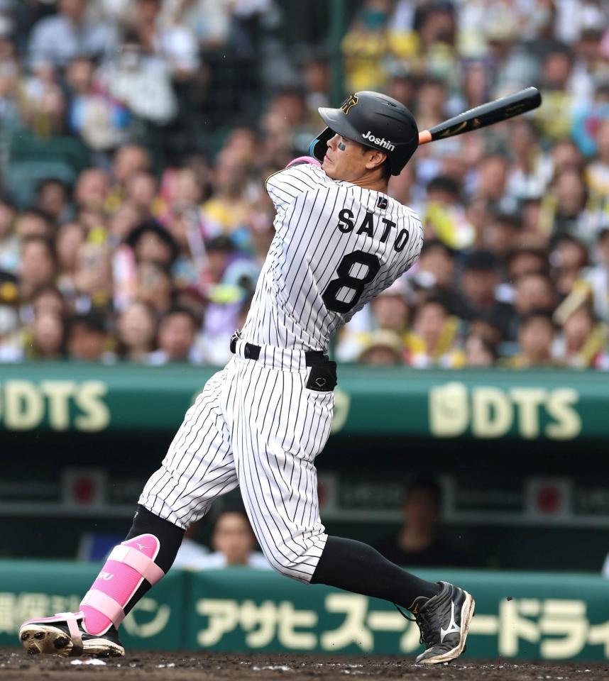 　８回、満塁本塁打を放つ佐藤輝（撮影・北村雅宏）