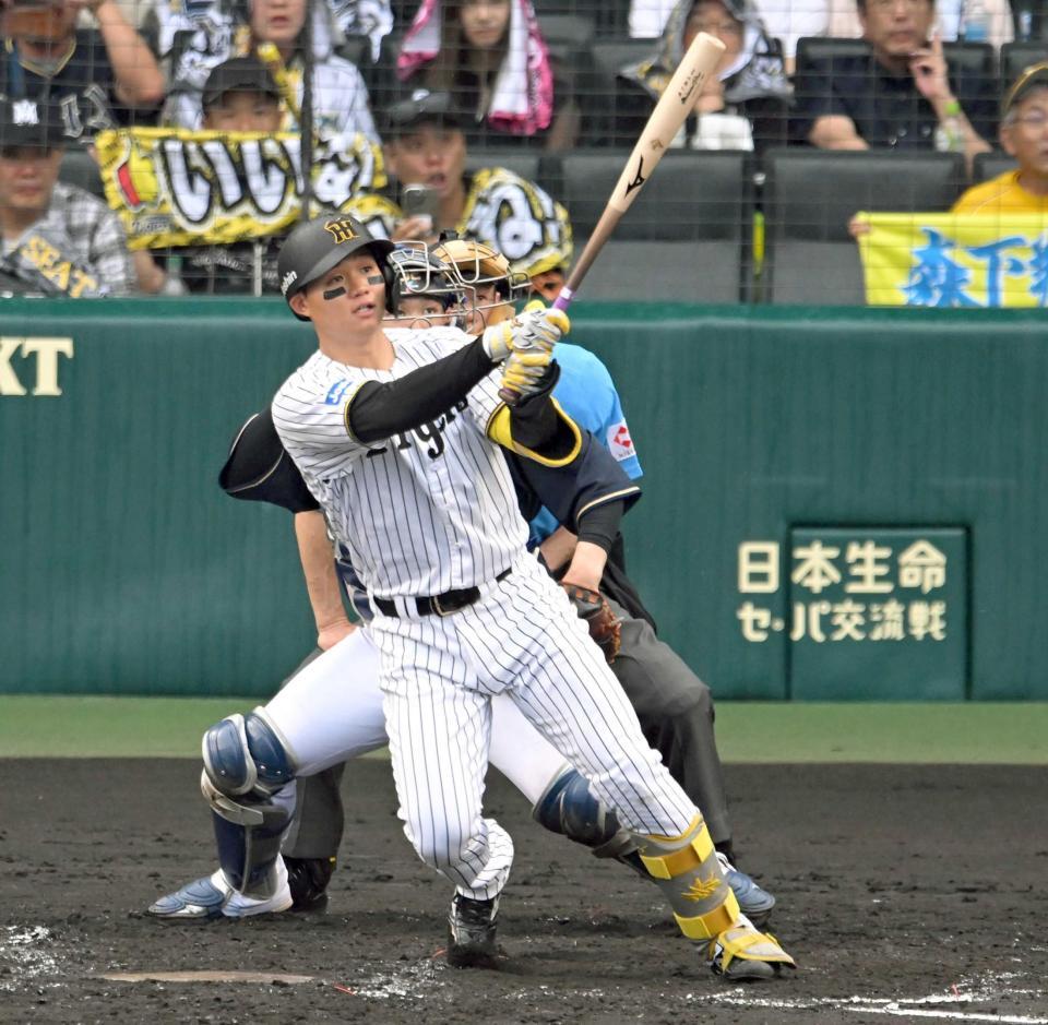 　３回、１０号３ランを放つ森下（撮影・飯室逸平）