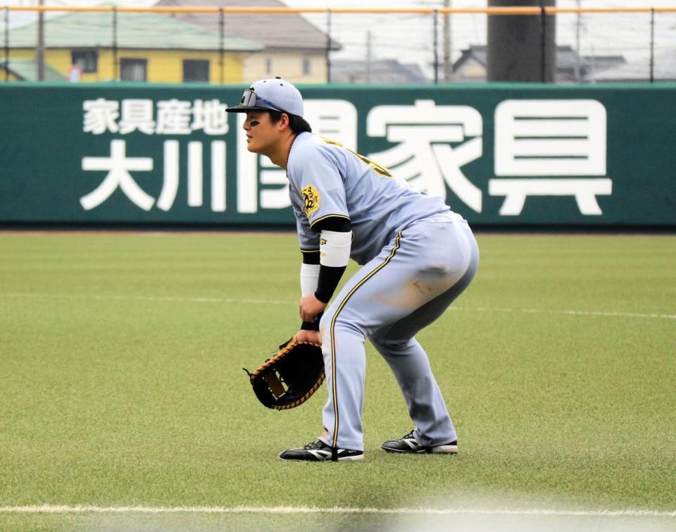 　プロで初めて一塁を守った前川