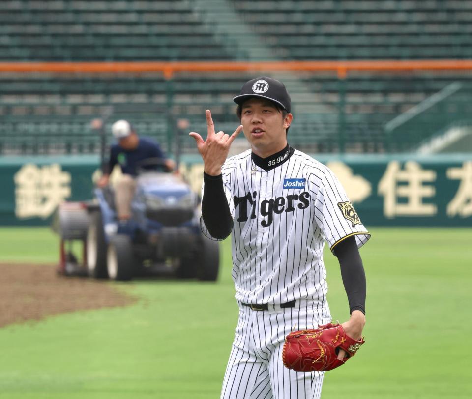　芝の張り替え作業が行われる中、キャッチボールする才木（撮影・北村雅宏）