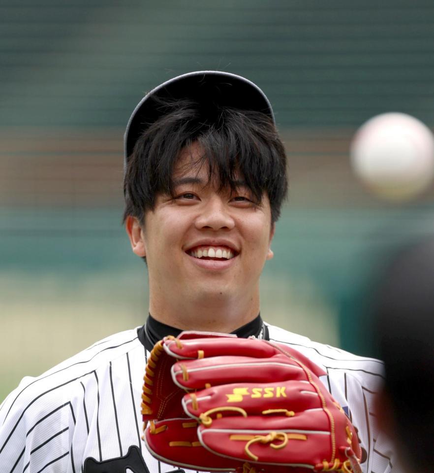 　練習中に笑顔を見せる才木（撮影・北村雅宏）