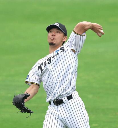 　入念にキャッチボールする伊藤将（撮影・北村雅宏）