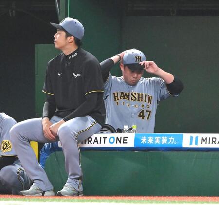 ８回途中、降板した桐敷。左は先発の才木（撮影・堀内翔）