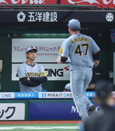 ８回、桐敷（右）が逆転を許して、厳しい表情の藤川監督（撮影・金田祐二）
