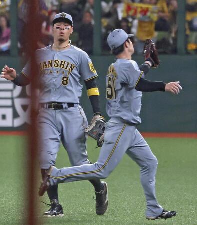 　６回西武２死満塁、源田の飛球を好捕する阪神の二塁手中野。右翼手佐藤輝