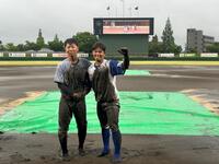 日本海Ｌ・石川の選手とともにパフォーマンスを行った川崎（左）