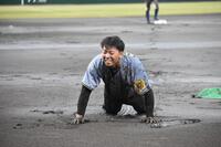 本塁へヘッドスライディングした川崎