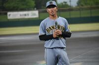 場内に雨天中止のアナウンスする川崎