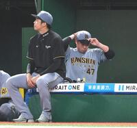 ８回途中、降板した桐敷。左は先発の才木（撮影・堀内翔）
