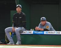 ８回、逆転を許してベンチで肩を落とす才木（左）と桐敷（撮影・堀内翔）