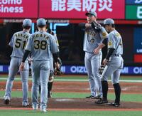 ８回、逆転され降板する桐敷（右から２人目）＝撮影・金田祐二