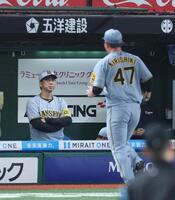 ８回、桐敷（右）が逆転を許して、厳しい表情の藤川監督（撮影・金田祐二）