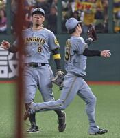 　６回西武２死満塁、源田の飛球を好捕する阪神の二塁手中野。右翼手佐藤輝
