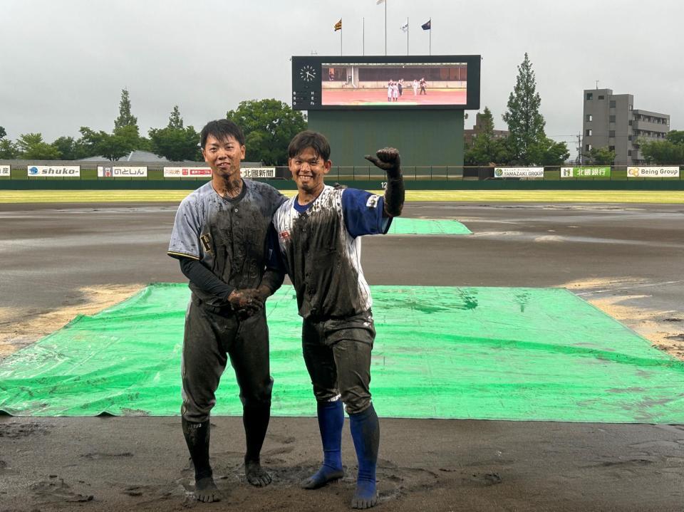 日本海Ｌ・石川の選手とともにパフォーマンスを行った川崎（左）