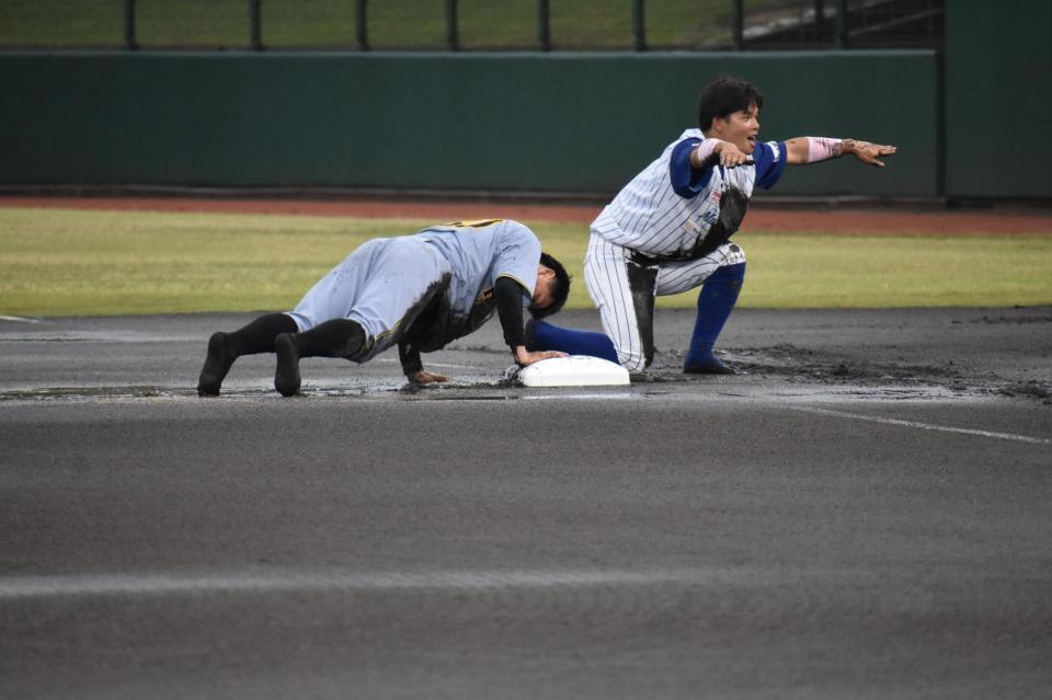 石川の選手とともにパフォーマンスする川崎