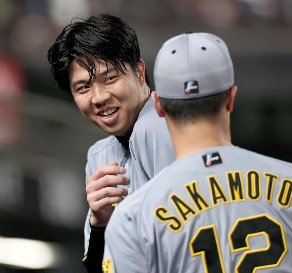 ４回を無失点に抑えた才木（左）は坂本に迎えられ笑顔を見せる（撮影・田中太一）