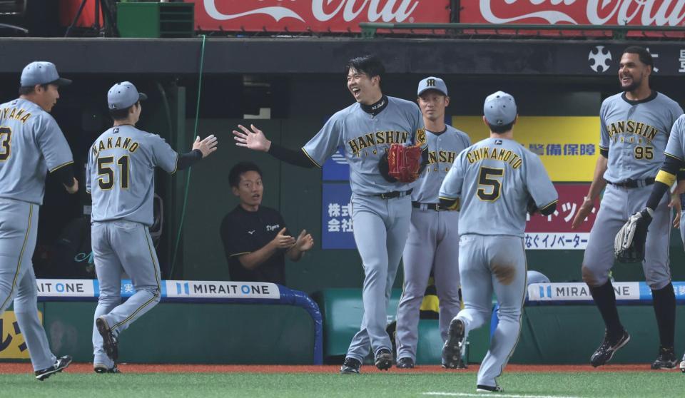 ６回、ピンチを脱し阪神・中野拓夢を迎える阪神・才木浩人＝ベルーナドーム（撮影・金田祐二）