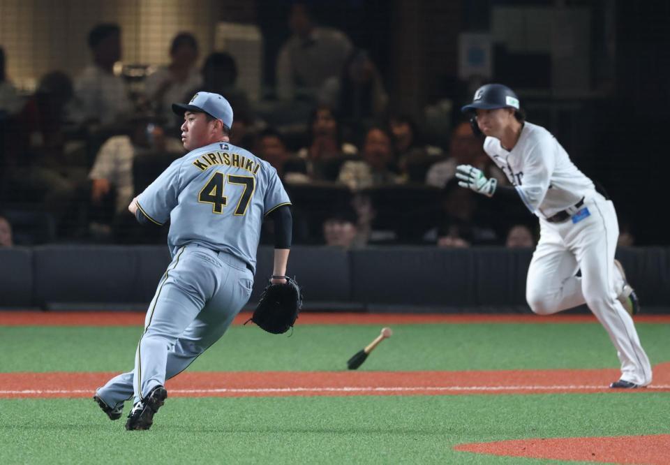 ８回、　山村に勝ち越し適時打を浴びる桐敷（撮影・金田祐二）