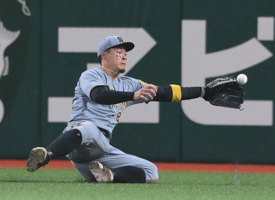 ８回、ネビンの打球を後逸する佐藤輝（撮影・堀内翔）