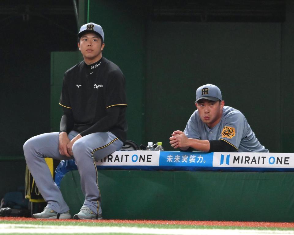 ８回、逆転を許してベンチで肩を落とす才木（左）と桐敷（撮影・堀内翔）