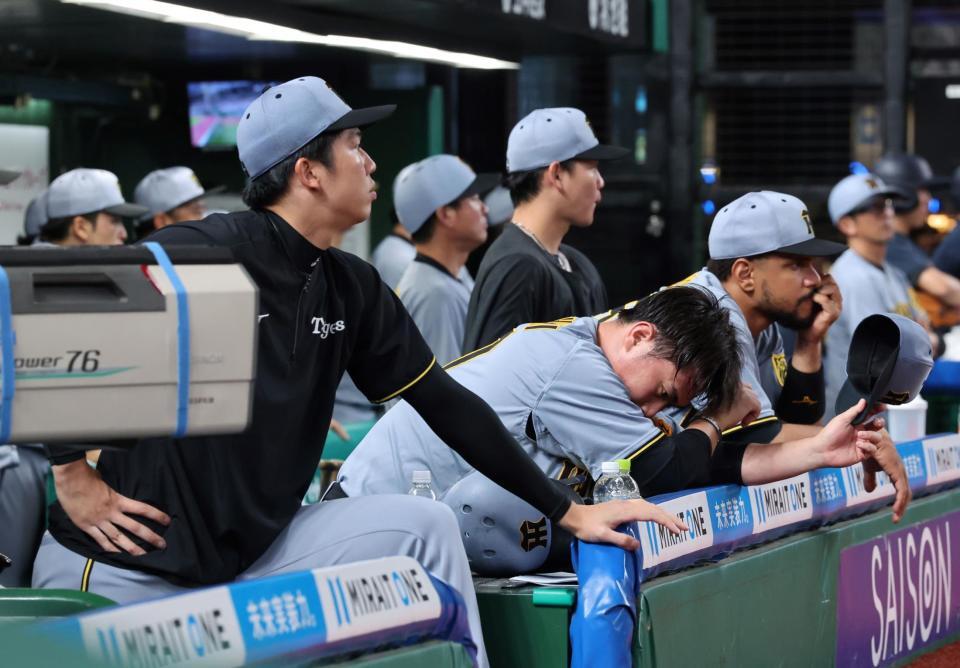 ８回、逆転を許した桐敷（中央）は降板しうなだれる。手前は先発の才木（撮影・田中太一）