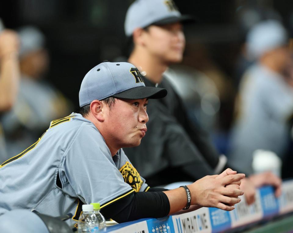 ８回、逆転を許し降板した桐敷は悔しさをにじませる（撮影・田中太一）