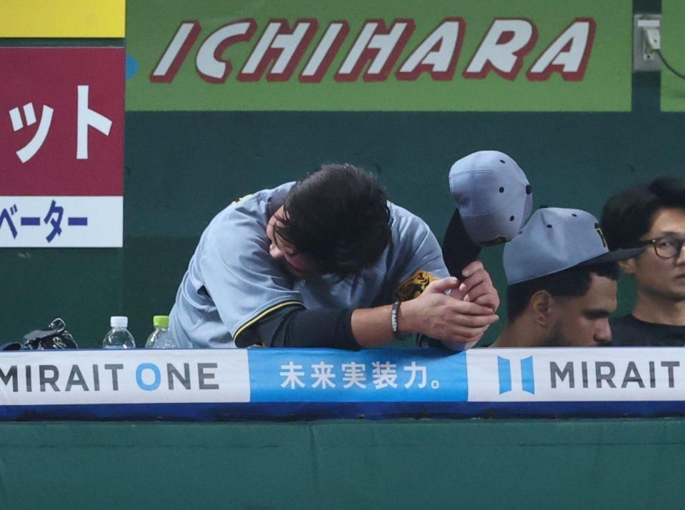 ８回、降板しがっくりの桐敷（撮影・金田祐二）