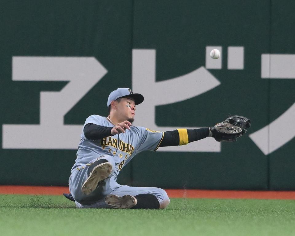 ８回、ｌ西武・ネビンの打球を後逸する阪神・佐藤輝＝ベルーナ（撮影・堀内翔）
