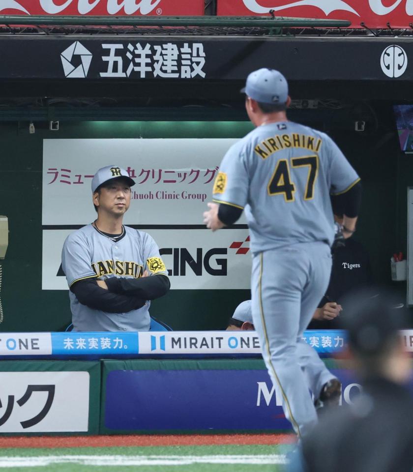 ８回、桐敷（右）が逆転を許して、厳しい表情の藤川監督（撮影・金田祐二）