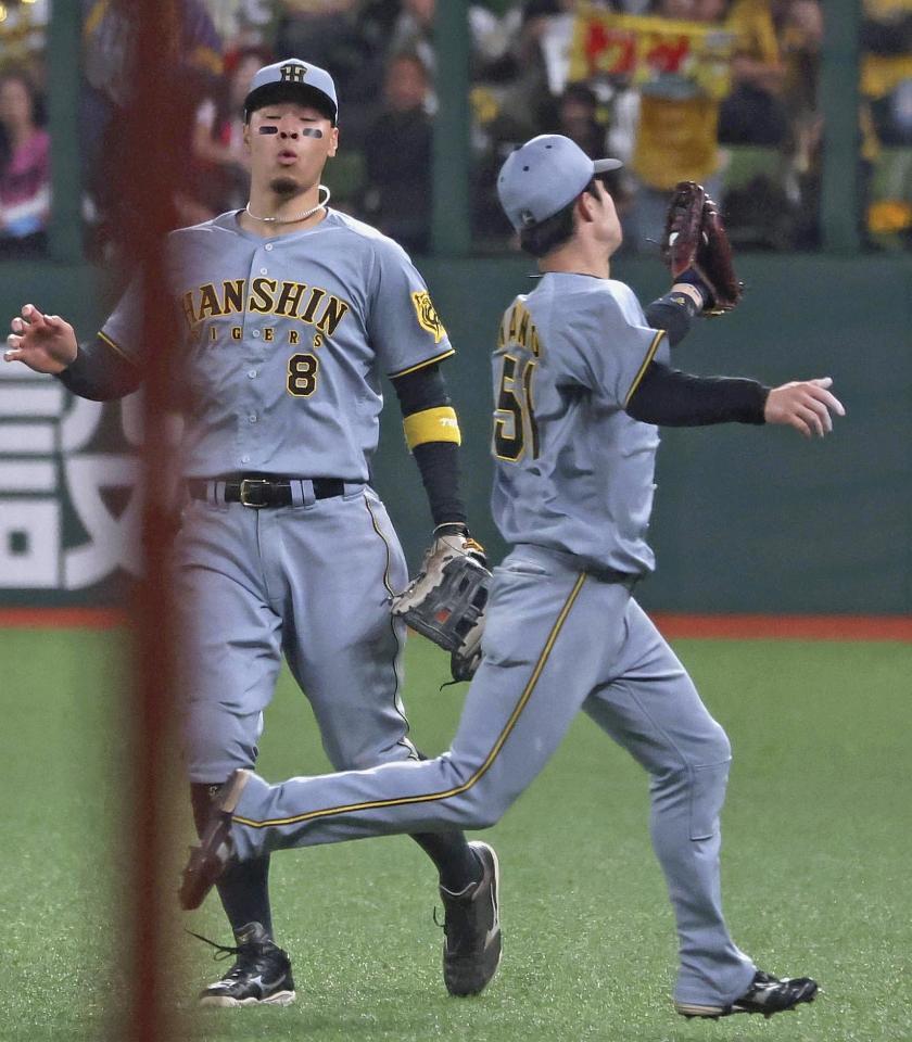 　６回西武２死満塁、源田の飛球を好捕する阪神の二塁手中野。右翼手佐藤輝