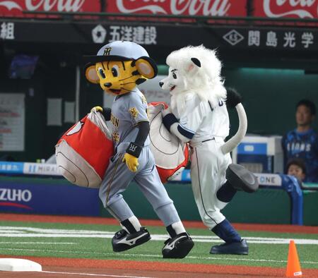 　リレー対決するトラッキーとレオ＝１０日