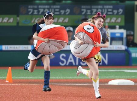 　リレー対決するタイガースガールズとブルーレジェンズ＝１０日