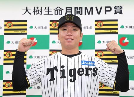 　５月度の「大樹生命月間ＭＶＰ賞」を受賞し、ポーズを決める村上（撮影・北村雅宏）