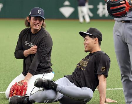 　今井と話をする佐藤輝（撮影・田中太一）