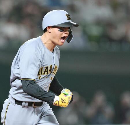 　６回、先制適時打を放ち、声を張り上げながら一塁へ走る森下（撮影・田中太一）