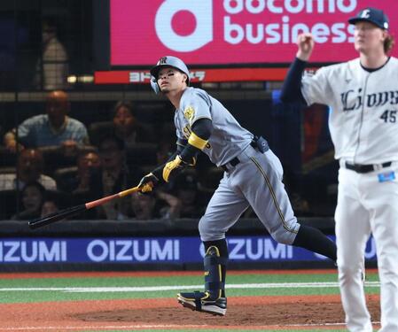 　９回、ソロ放つ佐藤輝（撮影・金田祐二）