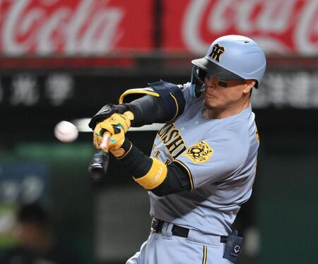 　９回、佐藤輝がソロを放つ（撮影・堀内翔）