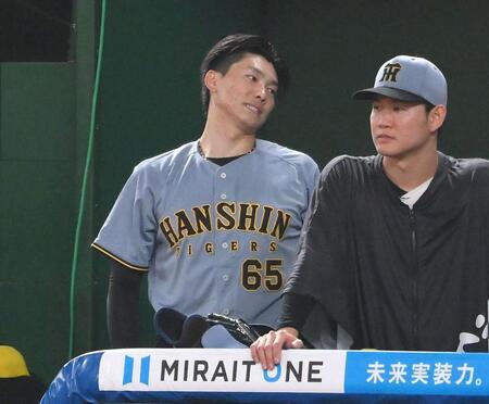 　９回、サヨナラ負けを喫してベンチで肩を落とす湯浅。右は及川（撮影・堀内翔）
