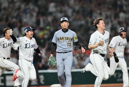 　サヨナラ負けを喫し、ベンチへ引き揚げる岩崎（撮影・田中太一）