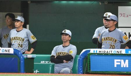 　９回、サヨナラ負けを喫してベンチで肩を落とす藤川監督（撮影・堀内翔）