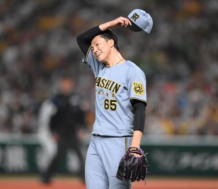 　９回、外崎に内野安打を打たれて汗を拭う湯浅（撮影・堀内翔）