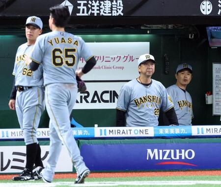 　９回、湯浅の乱調に厳しい表情の藤川監督（撮影・金田祐二）